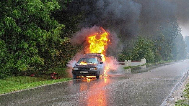 hořící auto