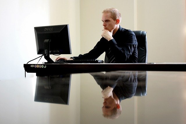 zamyšlený businessman
